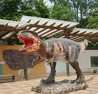 야외전시장에 서있는 공룡모형