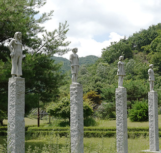 조각공원에 동상이 나란히 서있는 모습
